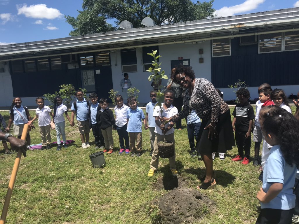 miami_park's tweet photo. On April 22nd our students aimed to become sustainable citizens and raise awareness #EarthDay2019 https://t.co/GejOGMliYf