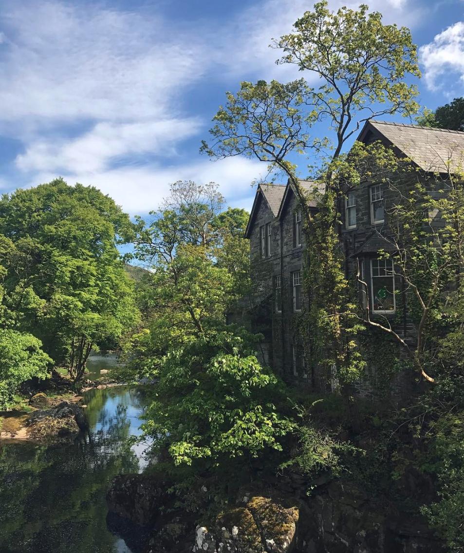 A rather sunny Betws-y-Coed 😎
Just a 20 minute drive away from Blaenau Ffestiniog 📍
Photo by: juniormorr via Instagram #TravelTuesday <a href="/visitwales/">Visit Wales 🏴󠁧󠁢󠁷󠁬󠁳󠁿</a> #Walesadventure