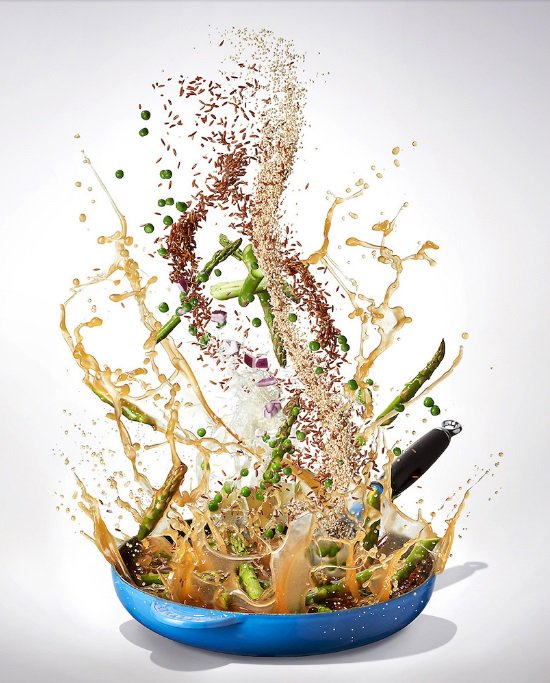 Креативная еда. Салат на темном фоне. Рекламный натюрморт. Фон еда. Еда на темном фоне.