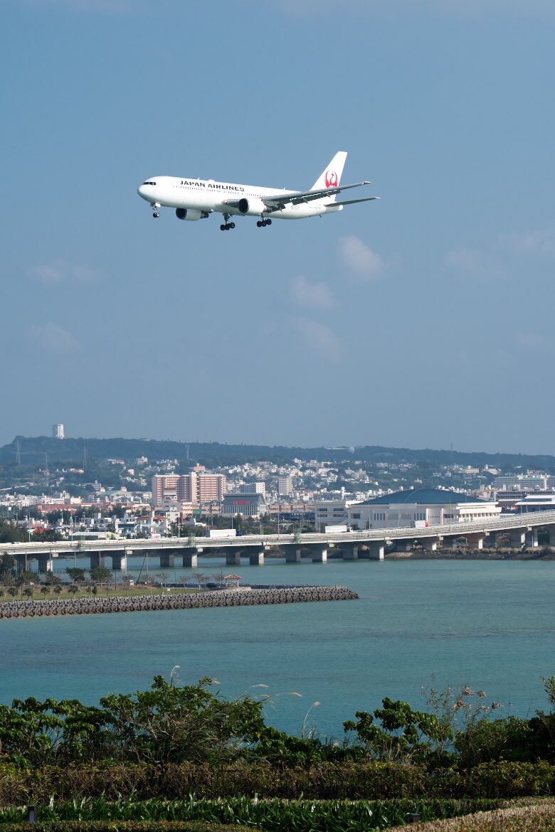 ソラノクモ まだまだ続ける沖縄シリーズ 今回はjalが行く沖縄の空 縦写真なのでタップしてください 飛行機のある風景 Jal 那覇空港 Oka 瀬長島 沖縄の海 沖縄の空 T Co Yvgmqld3he Twitter