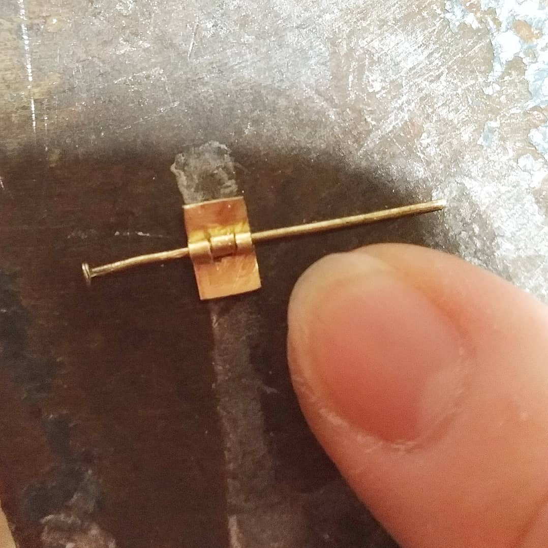 O Xrhsths くまこ Sto Twitter 平成最後にこんなことしてます 笑 4mm幅の蝶番が欲しくて自作してますが どうなることやら ﾉd 傷だらけでゆがんでて O うーん うーん もう少し頑張ってみます ミニチュア ドールハウス 蝶番 Miniature Dollhouse