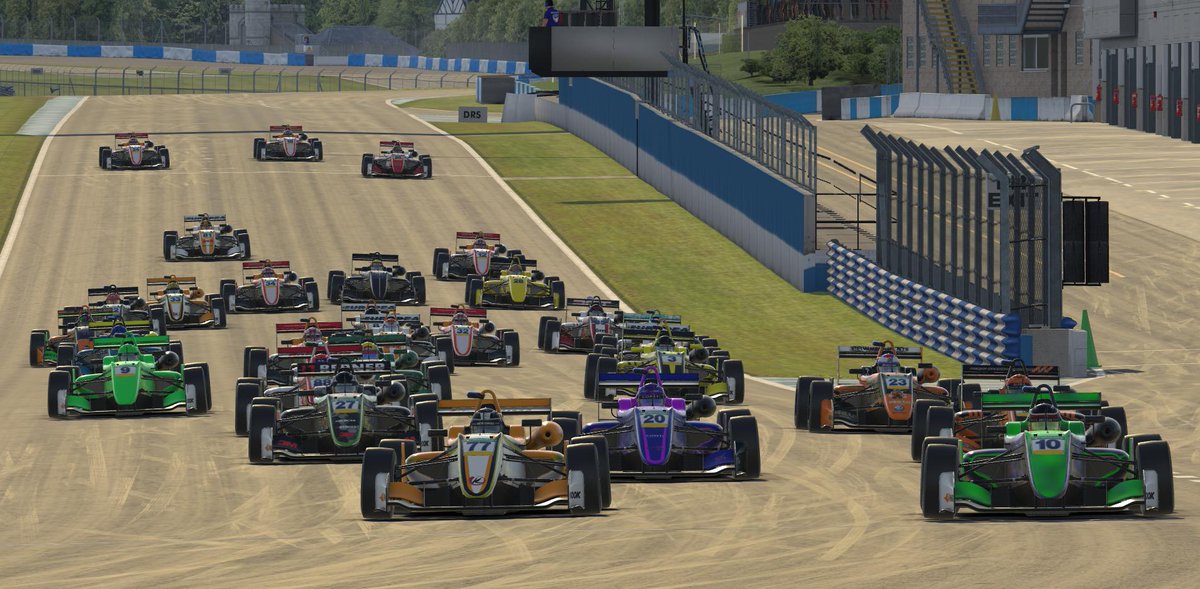 Jorge23IR's tweet image. Después de la salida de ayer, sigo sin entender la actitud de algunos pilotos a la hora de encarar la primera curva de la carrera con los neumáticos fríos, pero bueno, ya se vio que es lo que paso...
Carrera a contracorriente, en la que por varias cosas que pasaron en la primera