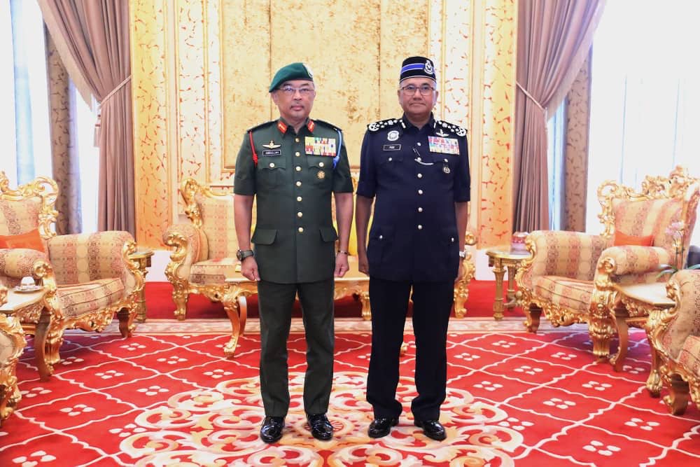 Alhamdulillah, setinggi-tinggi menjunjung kasih tuanku! Mengadap KDYMM Seri Paduka Baginda Yang di-Pertuan Agong, Al-Sultan Abdullah Ri’ayatuddin Al-Mustafa Billah Shah Ibni Sultan Ahmad Shah Al-Musta’in Billah di Istana Negara, sebentar tadi. <a href="/PDRMsia/">Polis Diraja M'sia</a> <a href="/KDNPUTRAJAYA/">KDN🇲🇾</a>