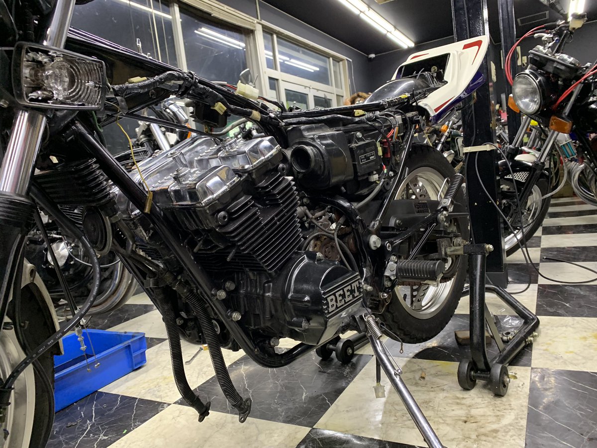Wizard Cbx400f エンジン載せ替え完了 これから仕上げいきます Cbx400f Cbr400f Cb400four Cb400sf Cb250t Cb250n Cb750 Cb750four ゼファー400 ゼファー750 Z400j Z400fx Z400gp Gpz400f Gs400 Gs450 Gsx400インパルス Xjr400 Xj400