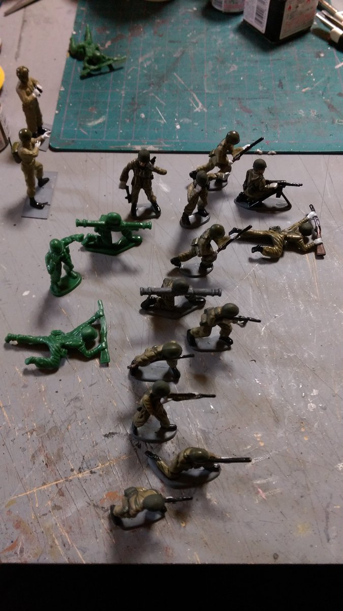 特殊映画研究室 Panorama Effect Laboratory على تويتر 昨年末のホイールローダーに引き続き 100均の兵隊ミニチュアを撮影用に魔改造しています といっても 色を無理矢理塗っているだけですが プラモデル製品に比べ粗い部分もありますが コスパは最強ですね