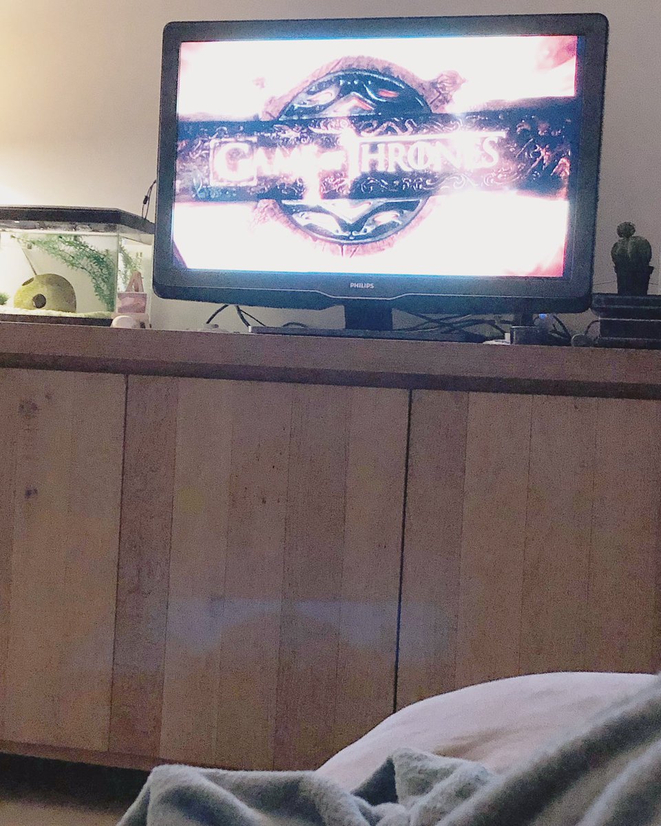 Tamara_vdm's tweet photo. Ja. Dus. Wanneer zowat iedereen begonnen is aan het achtste en laatste seizoen... ga ik beginnen aan seizoen 1.
We kunnen niet allemaal van de rapste zijn he. 🤗
#gameofthrones #finally #lateadapter #alreadyhooked #telenetplay #cantwait https://t.co/5eNDHWjVjY