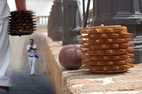 MarcheTourism's tweet photo. Lo sapete che a #Treia si pratica l'antico gioco del pallone con il bracciale?
Scopri qui di più: https://t.co/AQnLCRiRD3 #destinazionemarche #tradizioni #maeche https://t.co/OiqUuT4BsN