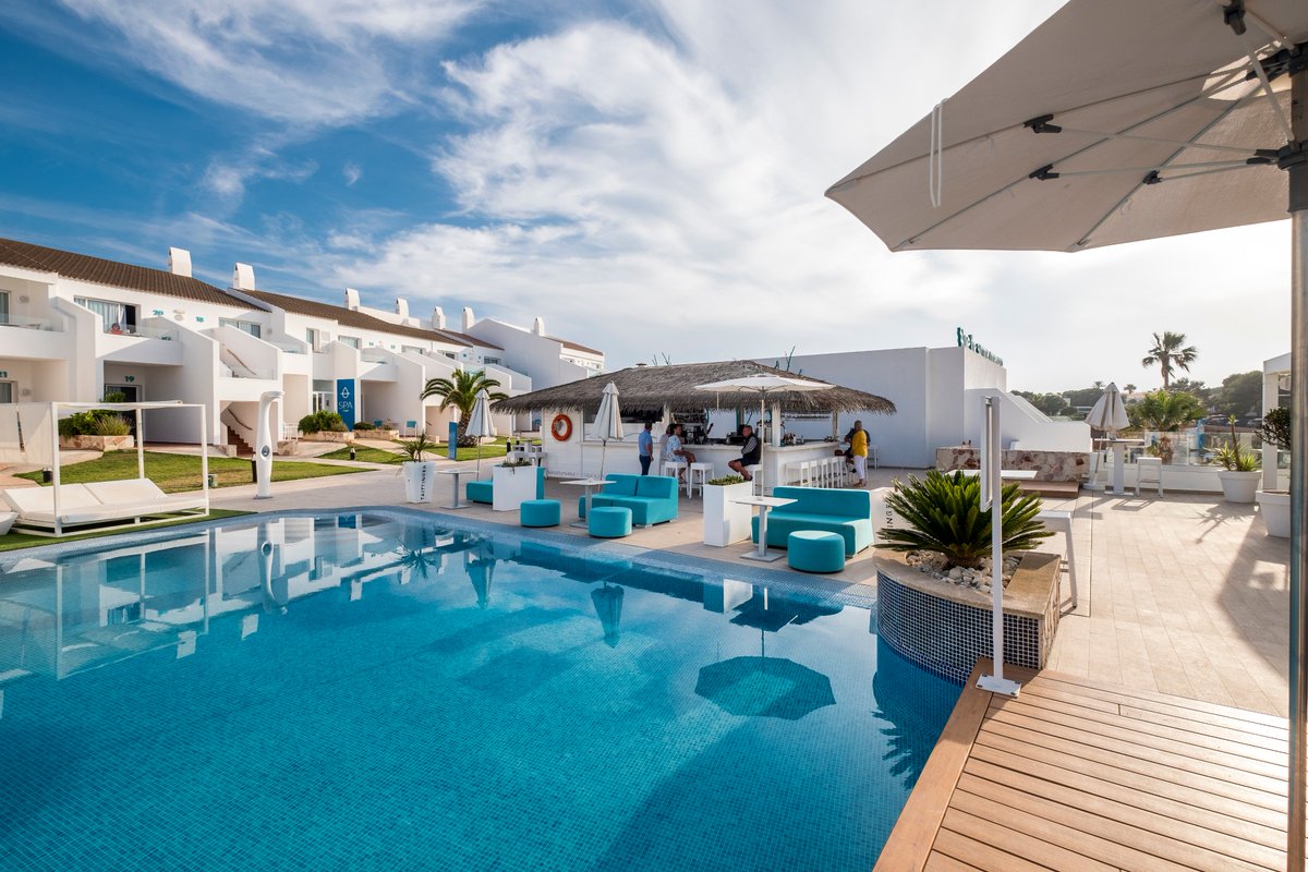 LagoResortMe's tweet photo. 🔔 #Promoción Suite Nature con desayuno y cena 
+Circuito SPA 
+50% dto en spa
+Botella vino
+Late checkout 
+2 Blue Lago cocktail o Mojito

👉Precio 90€/noche (oferta para residentes)
📅 Del 01/05 al 15/05 
📞 971387831
💻 reservas@lagoresortmenorca.com
#Menorca #LagoResort https://t.co/IDik9WqfQ4