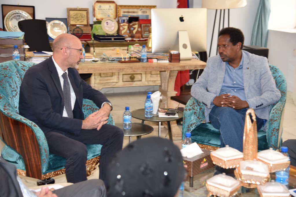 EU_in_Somalia's tweet photo. 🇪🇺 Chargé d’Affaires to 🇸🇴 Mr. Fulgencio Garrido Ruiz today paid a courtesy call on @engyarisow the Governor of Benadir Regional Administration and Mayor of Mogadishu. Discussions centered on the emergency preparedness of Mogadishu municipality. https://t.co/gzn8DmXwLH