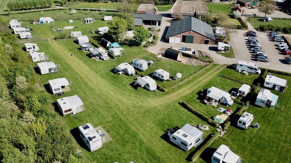 Mooie luchtfoto gemaakt met Pasen door een Campinggast. Rust Ruimte en Natuur op Kampeerhoeve Bussloo. Gelegen nabij het meer van Bussloo. Midden in de stedendriehoek Apeldoorn - Deventer -Zutphen. 🍀 #voorst #apeldoorn #deventer #zutphen #bussloo #ijsselvallei #stedendriehoek