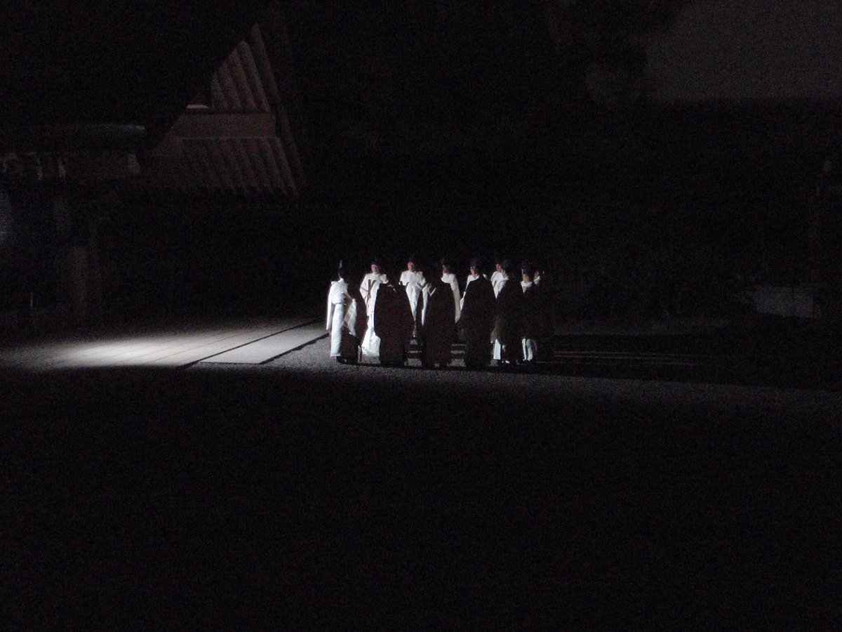 Gijyou 6年前 その酔笑人神事を見学した際 同行の友人が撮った写真がこれ 一般の参観者はもちろんストロボ厳禁だが 報道関係者が焚いたストロボに偶然シンクロして撮れた奇跡の写真