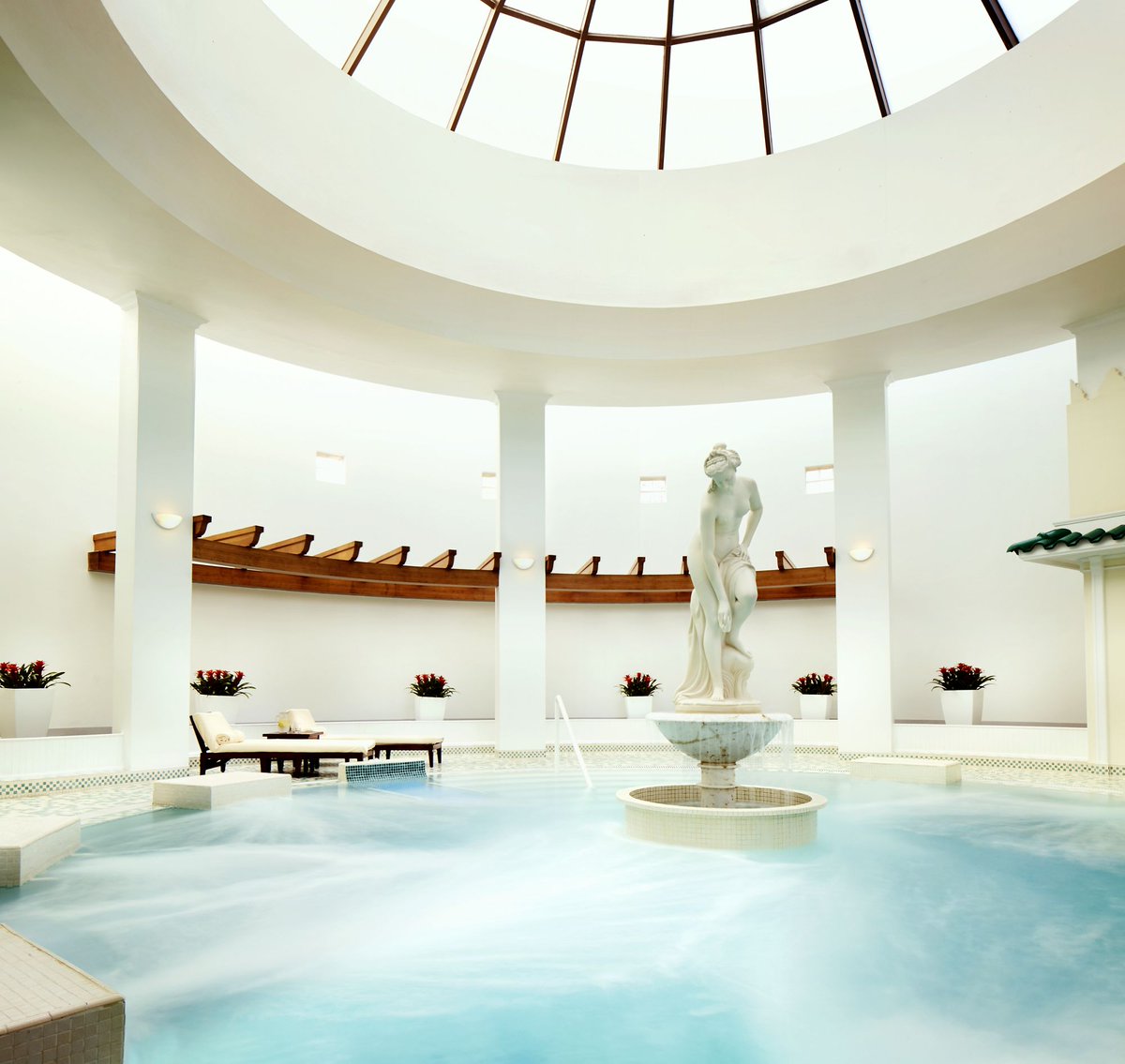 RitzCarlton's tweet photo. From revitalizing facials, yoga flow to our signature thalassotherapy pool, our @RitzCarlton #Spa and Royal Beach Club has your mind, body and soul all in mind this season. https://t.co/028Xlq2Tgq