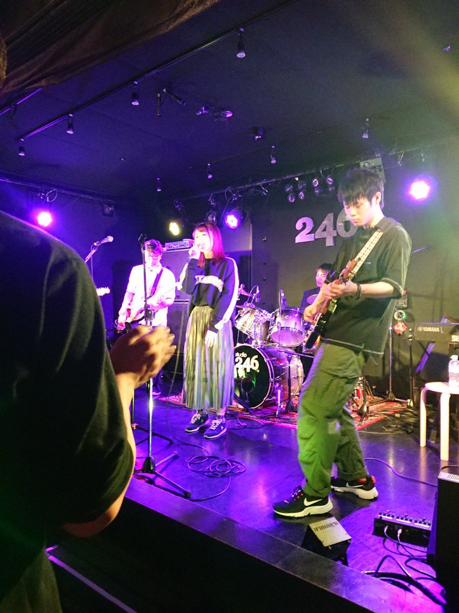 Edward60852005's tweet photo. 昨日はみんながパレードしてる間にライブぶちかましてきた！
本番に弱い子やからまあまあミスしたけどほんと楽しんでできたからそれだけで100点満点💮

そしてたるとわんころくんとたくまが駆けつけてきてくれてほんまに嬉しかった～😊 https://t.co/ORcouuV9O1