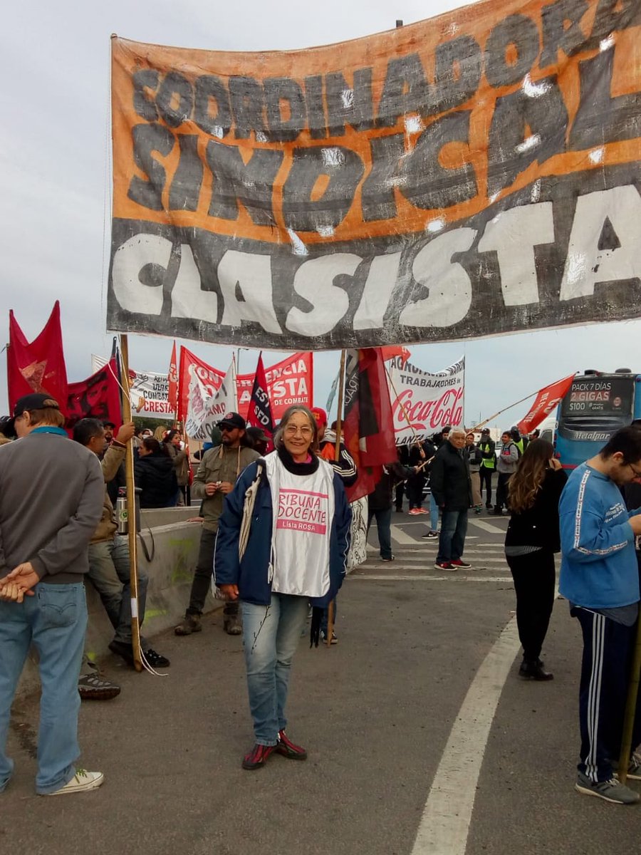 guillekane's tweet photo. Desde temprano, la Coordinadora Sindical Clasista-Partido Obrero en el corte del Puente La Noria con los cuerpos de delegados en lucha de UTA zona sur. Nora Biaggio de Tribuna Docente a la cabeza de la columna https://t.co/GmPuf5jebz