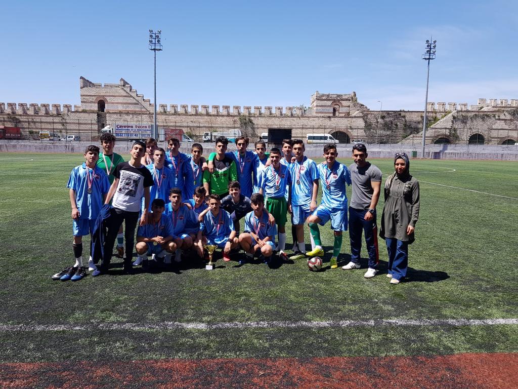 Okulumuz Gençlik ve Spor Müdürlüğünün düzenlemiş olduğu turnuvada ilçe ikincisi olmuştur.  <a href="/FatihilceMEM/">Fatih İlçe Millî Eğitim Müdürlüğü</a>