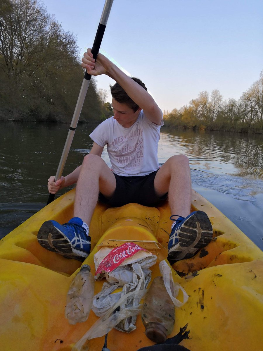 HumanumRaid's tweet image. Parce qu'aider l'humanité c'est aussi prendre soin de l'environnement, nous profitons de nos raids aquatiques pour nettoyer nos rivières! Merci à Mallory pour sa précieuse aide!