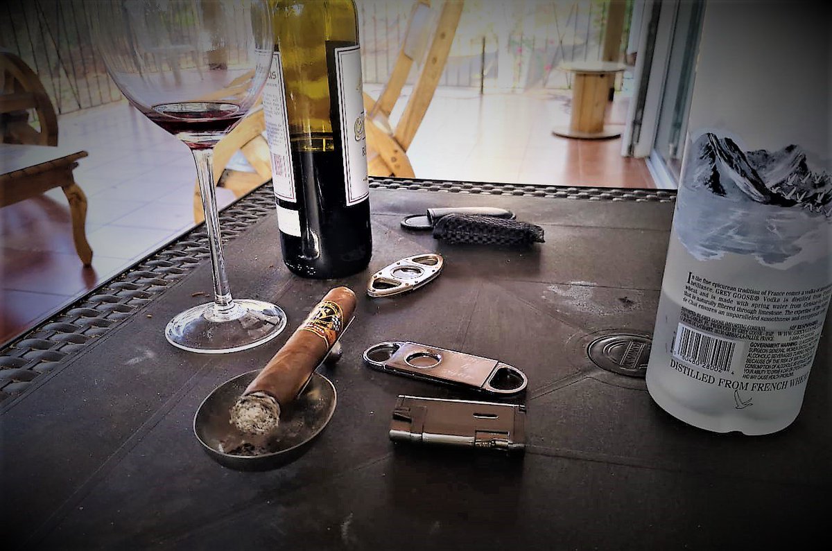 suedcigar's tweet photo. atencion , manana miercoles 1ro de mayo, a las 7 pm , estaremos haciendo la presentacion de nuestra marca de cigarros #FS , aqui en NY , #809lounge, @809loungeNy los esperamos a todos https://t.co/Xtr5RXHOKe