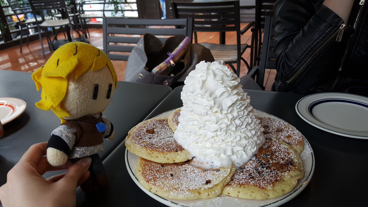   #GoldenAfternoonWeekcw foodDay 3 begins!!! As it ought--with Eggs Benedict (and  @lightlybow)It& #39;s the age-old adage: When not in Tokushima, go to Eggs& #39;n Things
