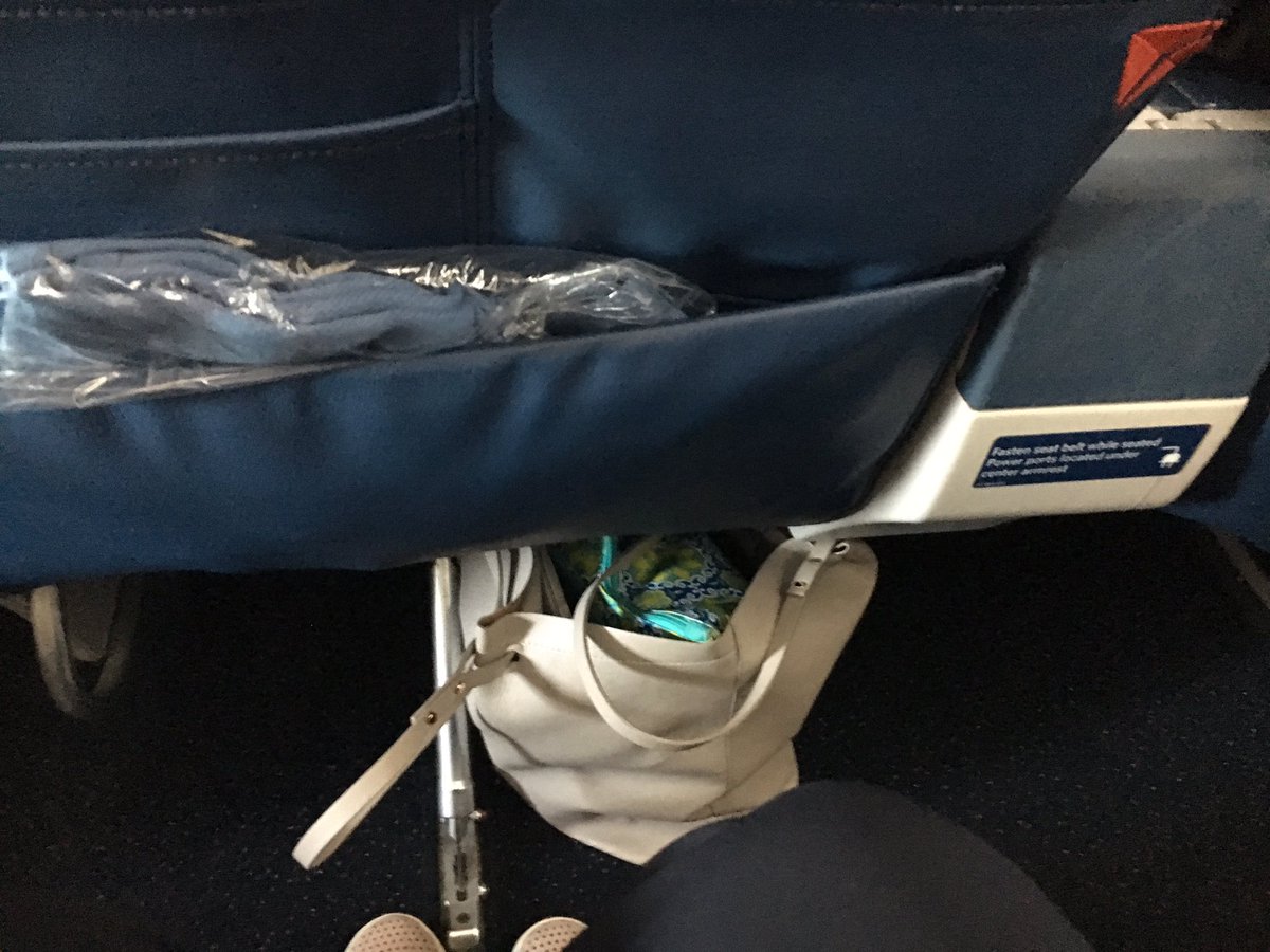 MaureenGApeach's tweet image. File under “NOT genius” ... the bar smack in the middle of the airplane seat in front of you. #engineeringfail #really