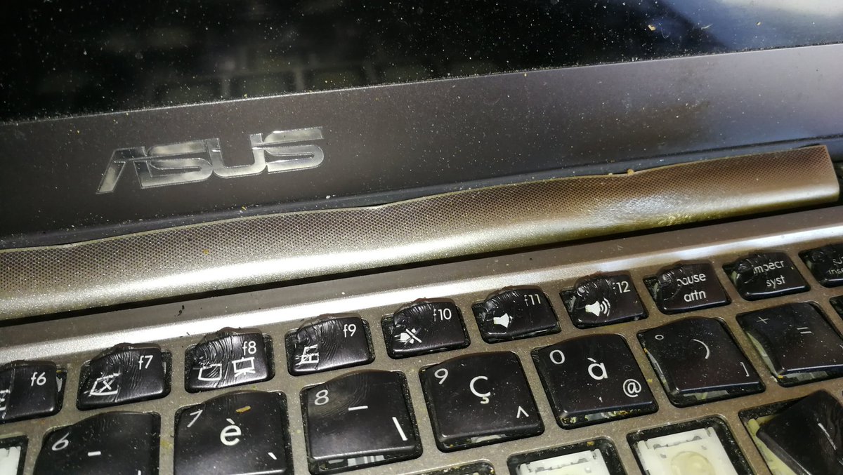 MonsieurSmith_'s tweet image. @AsusFrance j'etais très content de mon #zenbook jusqu'à ce qu'il mette presque le feux à mon appartement !!
Même l'aluminium à fondu !
Je suis effaré.. Jamais vu ça..
#asus #zenbook #feu #explosion