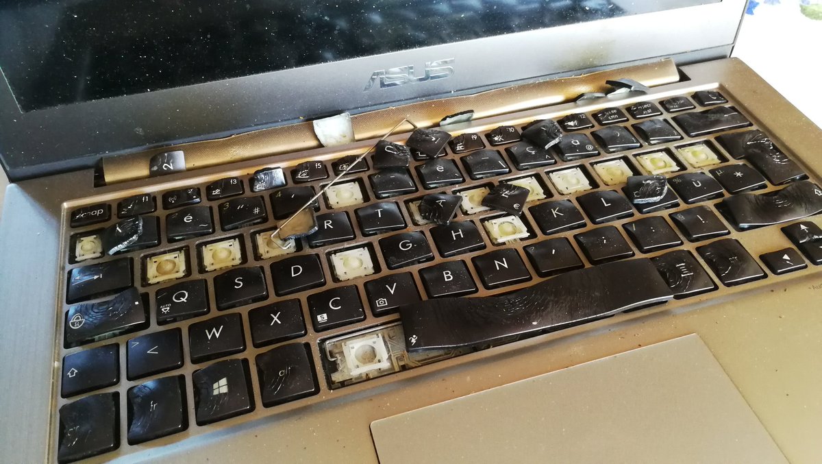 MonsieurSmith_'s tweet image. @AsusFrance j'etais très content de mon #zenbook jusqu'à ce qu'il mette presque le feux à mon appartement !!
Même l'aluminium à fondu !
Je suis effaré.. Jamais vu ça..
#asus #zenbook #feu #explosion