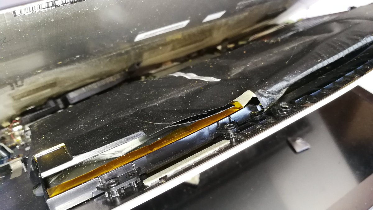 MonsieurSmith_'s tweet image. @AsusFrance j'etais très content de mon #zenbook jusqu'à ce qu'il mette presque le feux à mon appartement !!
Même l'aluminium à fondu !
Je suis effaré.. Jamais vu ça..
#asus #zenbook #feu #explosion
