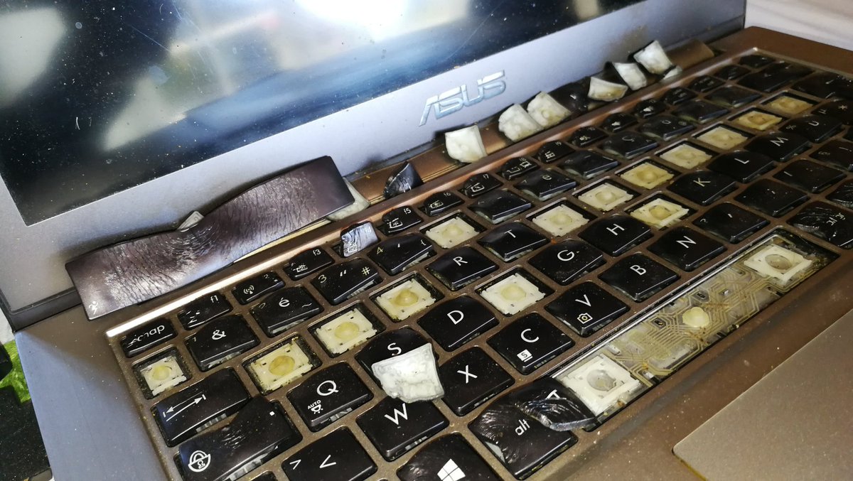 MonsieurSmith_'s tweet image. @AsusFrance j'etais très content de mon #zenbook jusqu'à ce qu'il mette presque le feux à mon appartement !!
Même l'aluminium à fondu !
Je suis effaré.. Jamais vu ça..
#asus #zenbook #feu #explosion