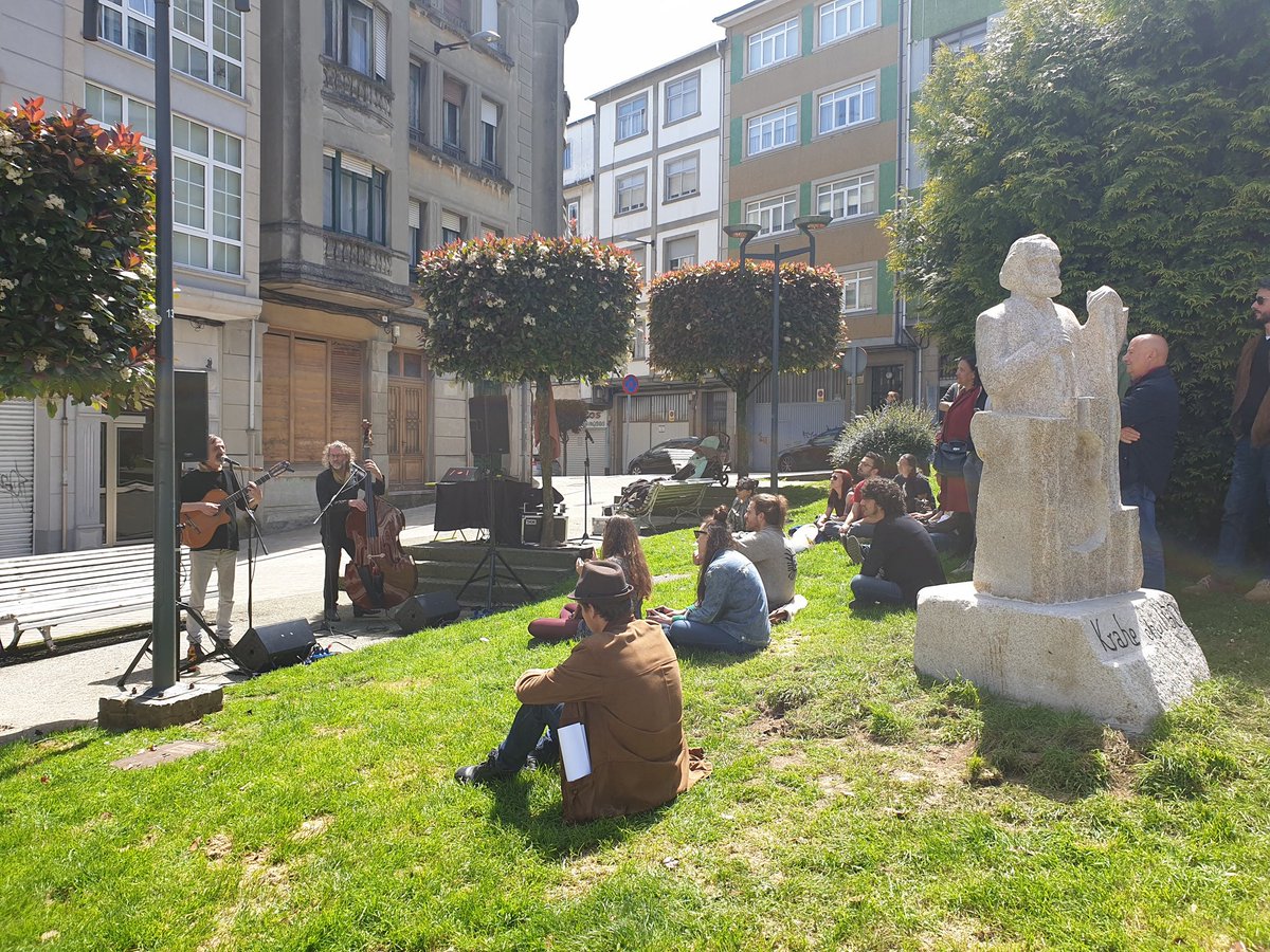 ana_abelleira's tweet photo. Gran día para #lugo e a súa cultura. Dende hoxe seguimos desfrutando e recordando a Krahe grazas a esta fermosa escultura diante do #clavi. Non deixes de visitala https://t.co/0M3uqdywMw