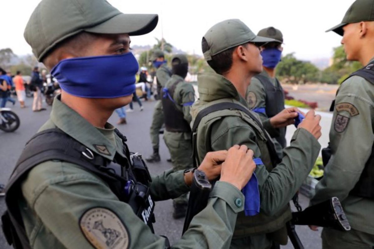 ElNacionalWeb's tweet photo. [FOTOS] El significado de las cintas azules que usaron algunos militares este martes https://t.co/OAZUy7qbqQ  https://t.co/Gqw95rpJAf
