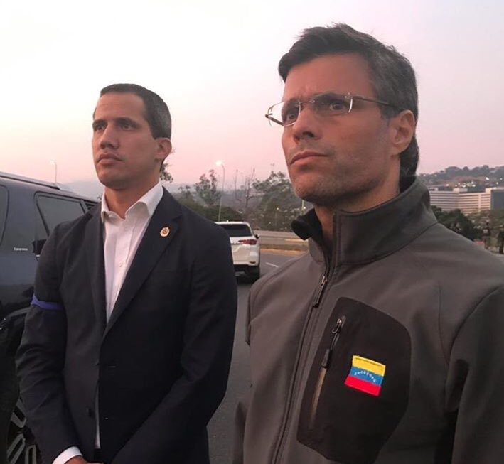 “Somos mayoría y vamos a ejercer con fuerza”, <a href="/jguaido/">Juan Guaidó</a> junto a <a href="/leopoldolopez/">Leopoldo López</a> quien estaba en arresto domiciliario y asegura que fue liberado por militares #OperacionLibertad #30Abril