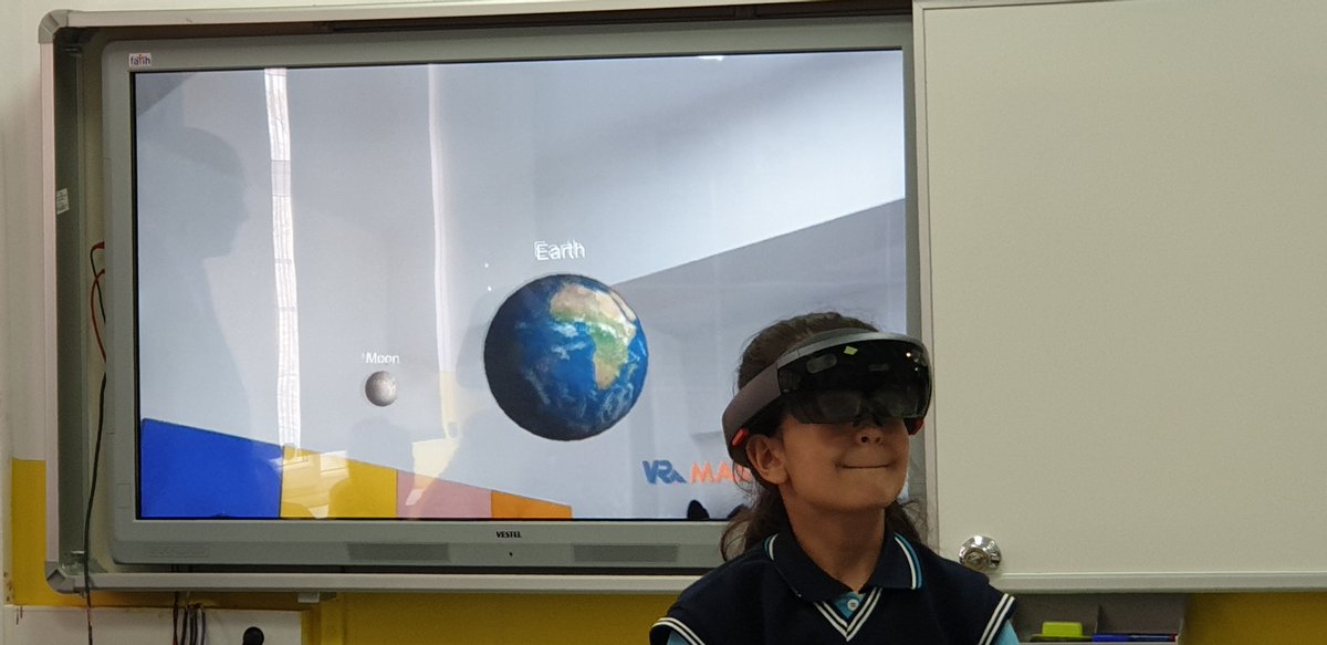 MicrosoftTR's tweet image. #DigiGirlz kampanyamız Elazığ&apos;da tamamlandı. 300&apos;e yakın ilköğretim ve lisede okuyan kız öğrenciyi kodlama ve Hololens&apos;le tanıştırmış olmanın mutluluğunu yaşıyoruz. #MakeWhatsNext @GuvenHastanesi @habitatdernegi @elazig_valiligi