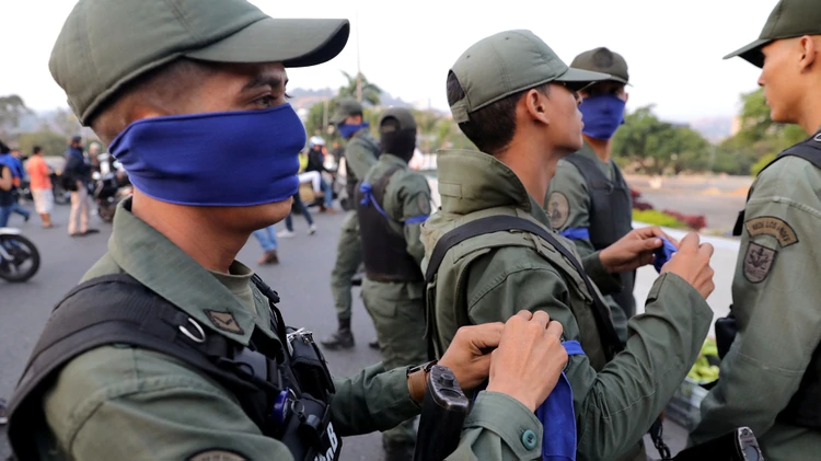 margaritapolim1's tweet photo. Cómo se identifican los militares que apoyan a Juan Guaidó en medio del levantamiento
Los soldados que se reunieron en la base aérea La Carlota para apoyar la fase final de la "Operación Libertad" utilizan unos distintivos para diferenciarse de las tropas leales a Maduro https://t.co/vLW5BlO2qR