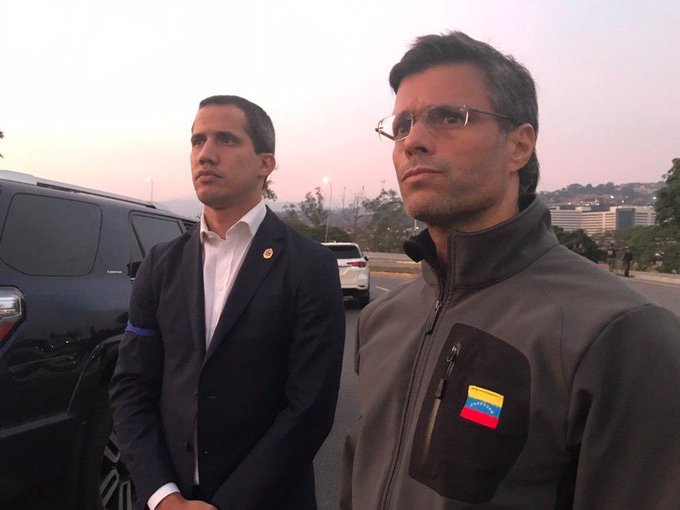 ReaIJhonathan's tweet photo. Guaidó : Que se prenda este peo de una vez  ?

Leopoldo : Que se prenda https://t.co/rqlfEPr9HN