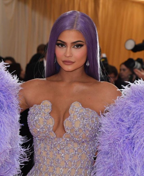 metgala20's tweet photo. Kendall and Kilye Jenner #MetGala https://t.co/7KVqsgdpqq