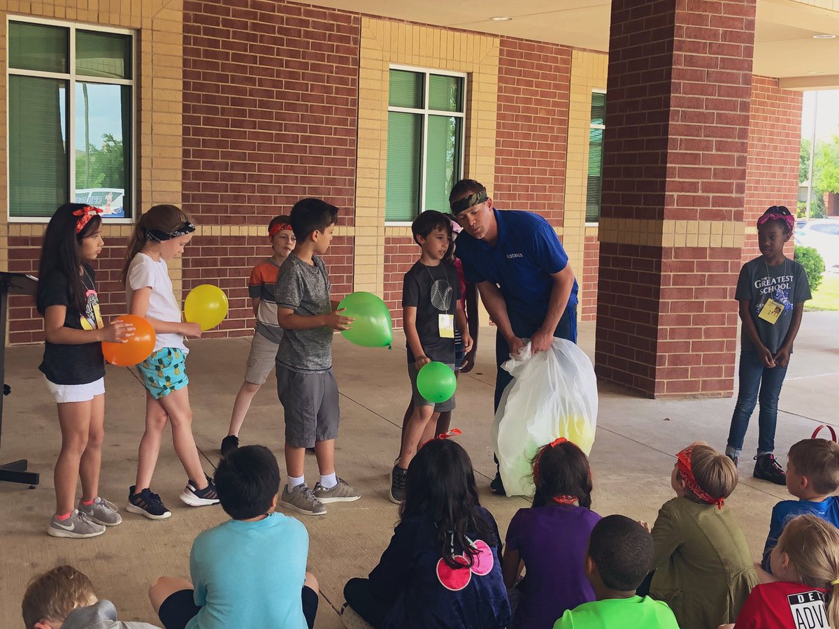 hannahgarcia07's tweet photo. Today at debriefing we had @VercherJustin come talk to us about having a 👉🏽POSITIVE ATTITUDE👈🏽 even when we experience adversity. Thanks for spreading joy, Mr. V! 🎉✌🏽#oapbettertogether https://t.co/HFWItrM1Ou