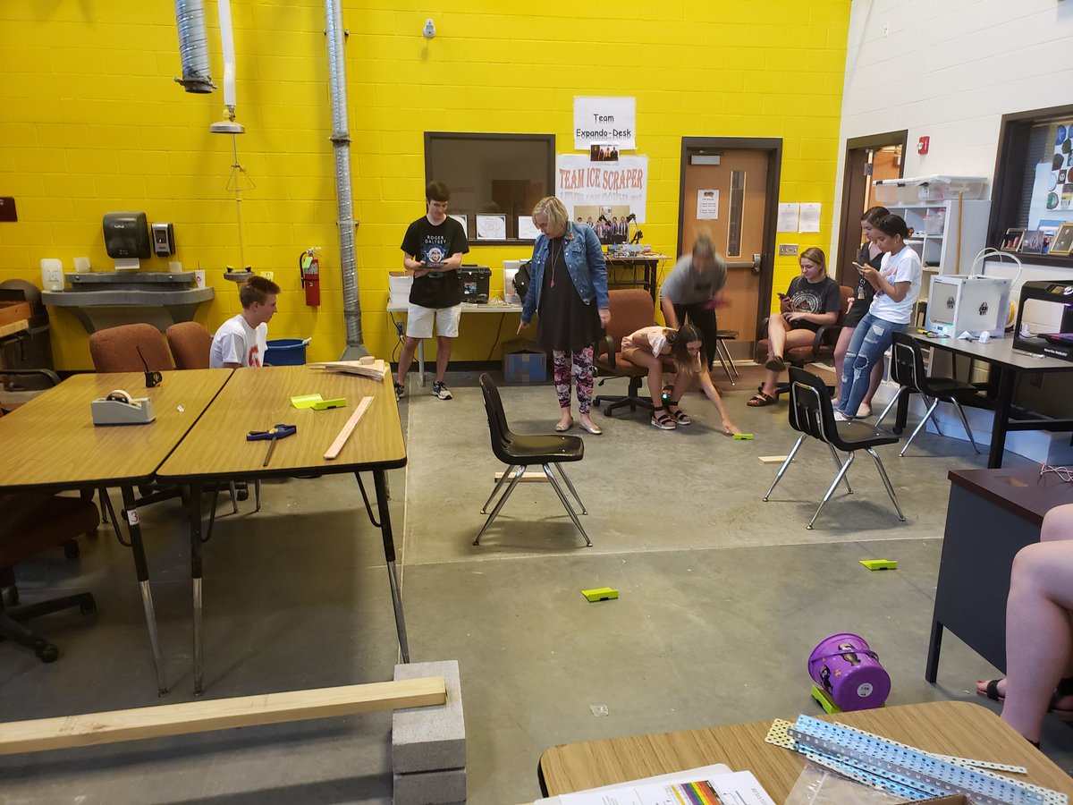 CTEC_ABSS's tweet image. CTEC seniors teaching @AllisonBryan225 students from #eloned on our campus tonight.  It is always a treat to watch our students lead.