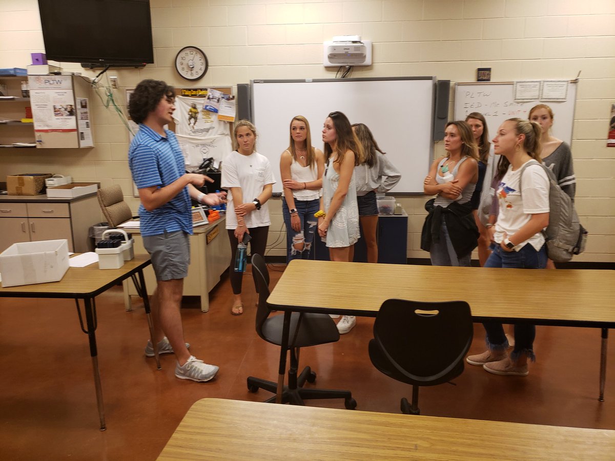 CTEC_ABSS's tweet image. CTEC seniors teaching @AllisonBryan225 students from #eloned on our campus tonight.  It is always a treat to watch our students lead.