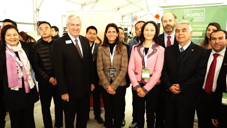 Agricolacentral's tweet photo. Pdte. de @Agricolacentral @medinavogel junto al Ministro (s) de Agricultura, Alfonso Vargas e Intendente del #Maule @pablo_milad y diversas autoridades en inauguración de @IFTagro 2019, feria que convoca a principales actores nacionales e internacionales del agro. #IFTAGRO2019 https://t.co/EfYpe7DsXY
