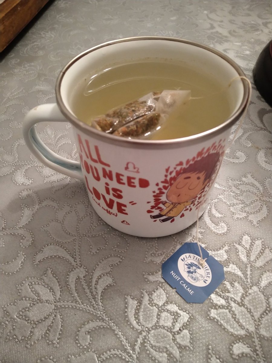 SabrinaKah's tweet photo. Boire une tisane dans cette tasse. Pardon @rakidd 😉
Boire une tisane *Nuit Calme* sur fond de #SetElectro, avec la nette impression que le niveau de décibels a augmenté depuis qqs minutes... bizarre 🤔 #monsieurlemairedortil😴 #JeannedArc2019 https://t.co/r1FQM25vW7
