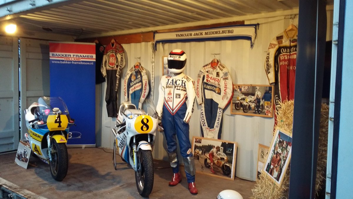 jandekroon's tweet photo. Jumping Jack in Assen bijgewoond. Wat een spektakel! Hulde aan BUOG.
Vooraf met eigen auto rondje op TT circuit. Bijna uit de bocht door achterop komende auto.
Foto van stand fanclub Jack Middelburg. https://t.co/JT60qrOIJK