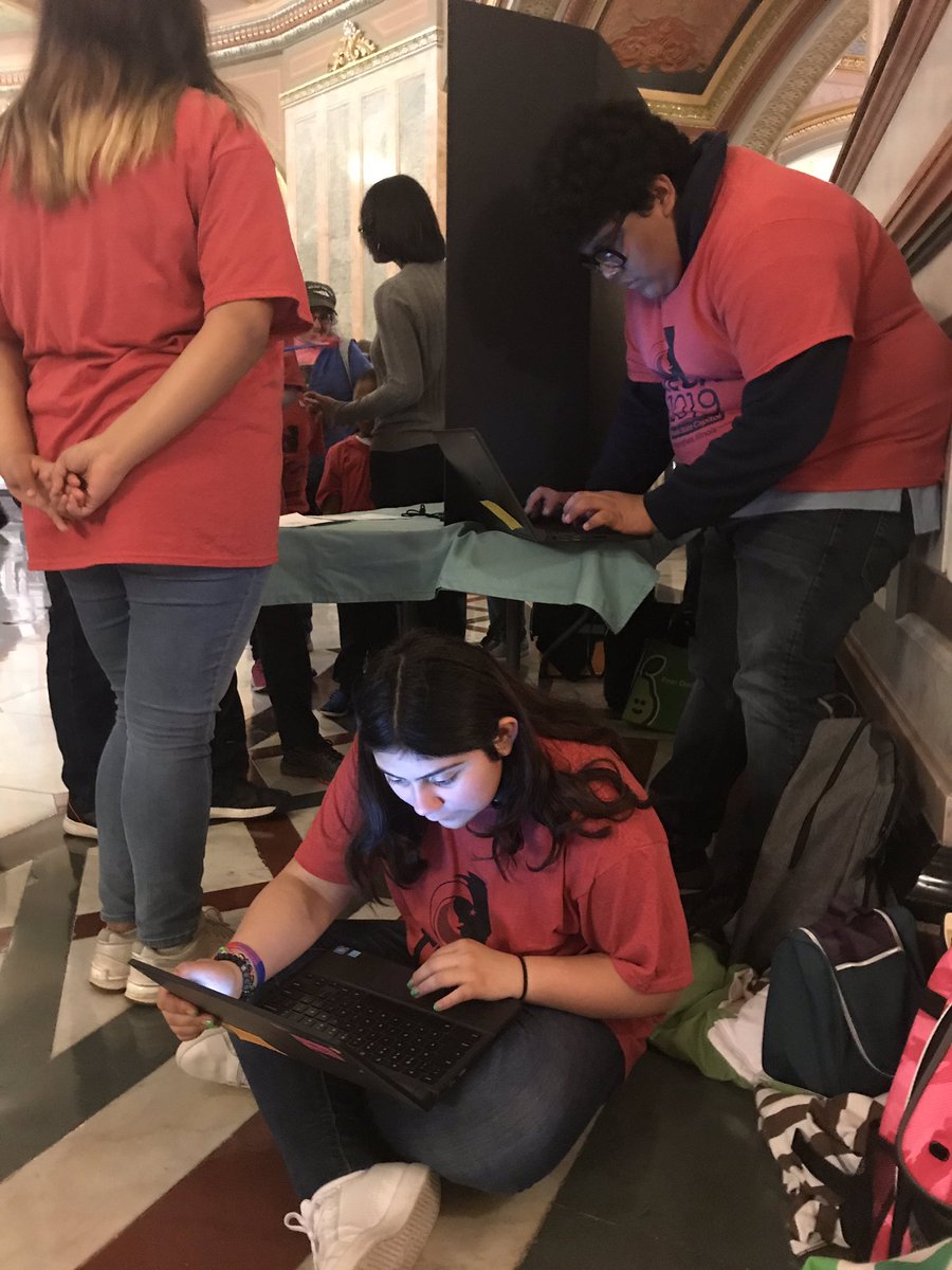 JodiMahoney1's tweet image. Students blogging about educational value of Esports at TECH 2019 @VonLinneElem #TECH2019