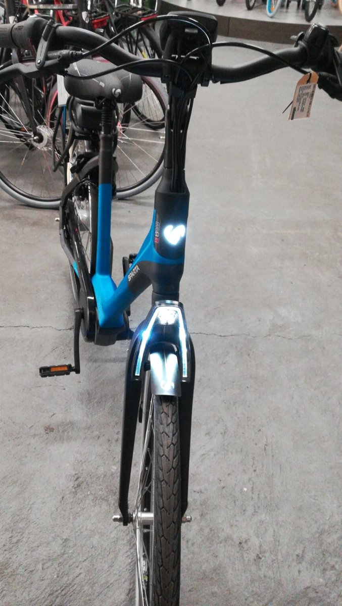 rb2wielers's tweet photo. Fiets van het jaar, mooi he. En hij staat bij ons deze mooie @SpartaFietsen Kleur niet mooi? We hebben hem ook in glanzend zilver/grijs. 😎 #sparta #fietsvanhetjaar #fietsen #zomer https://t.co/NxpPKmj517