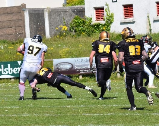 When you have to tackle a BIG fella... 🤔🙄 

#bafa #bafanl <a href="/Dbl_Coverage/">Double Coverage</a> #sharks #cornishsharks #britishamericanfootball #safety #freesafety #db #defensiveback #BlackCountryHammer