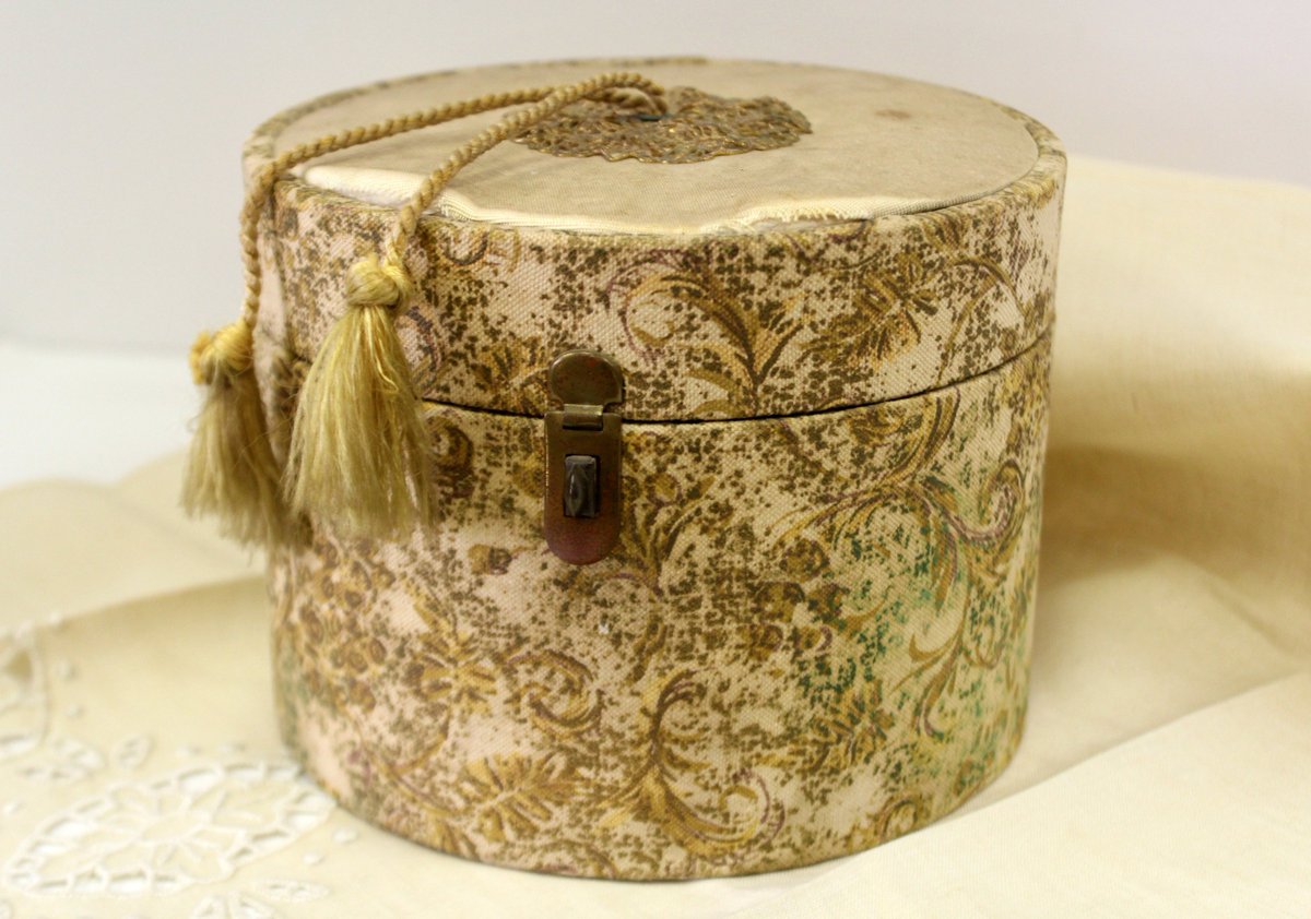 KinmanKatie's tweet photo. Here is my latest addition to my #etsy shop: Victorian collar box with two packages of collars, a Van Heusen pkg, and an Aratex pkg. Check out my Etsy shop for more pictures. #victoriancollarbox #collars #stiffcollars #victorian #collarbox #1922collars #collectible https://t.co/3rRsl40C0K