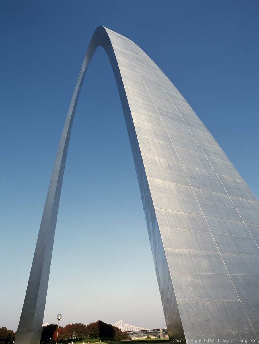 laembajada's tweet photo. Vista del Arco #Gateway, el más alto del mundo con más de 190 metros, representa la puerta simbólica del Oeste Americano y la pieza central del Monumento a la Expansión Nacional de #Jefferson en #SaintLouis, #Missouri 😍🇺🇸#USmonuments 💫 https://t.co/Gx8tZuO0bW