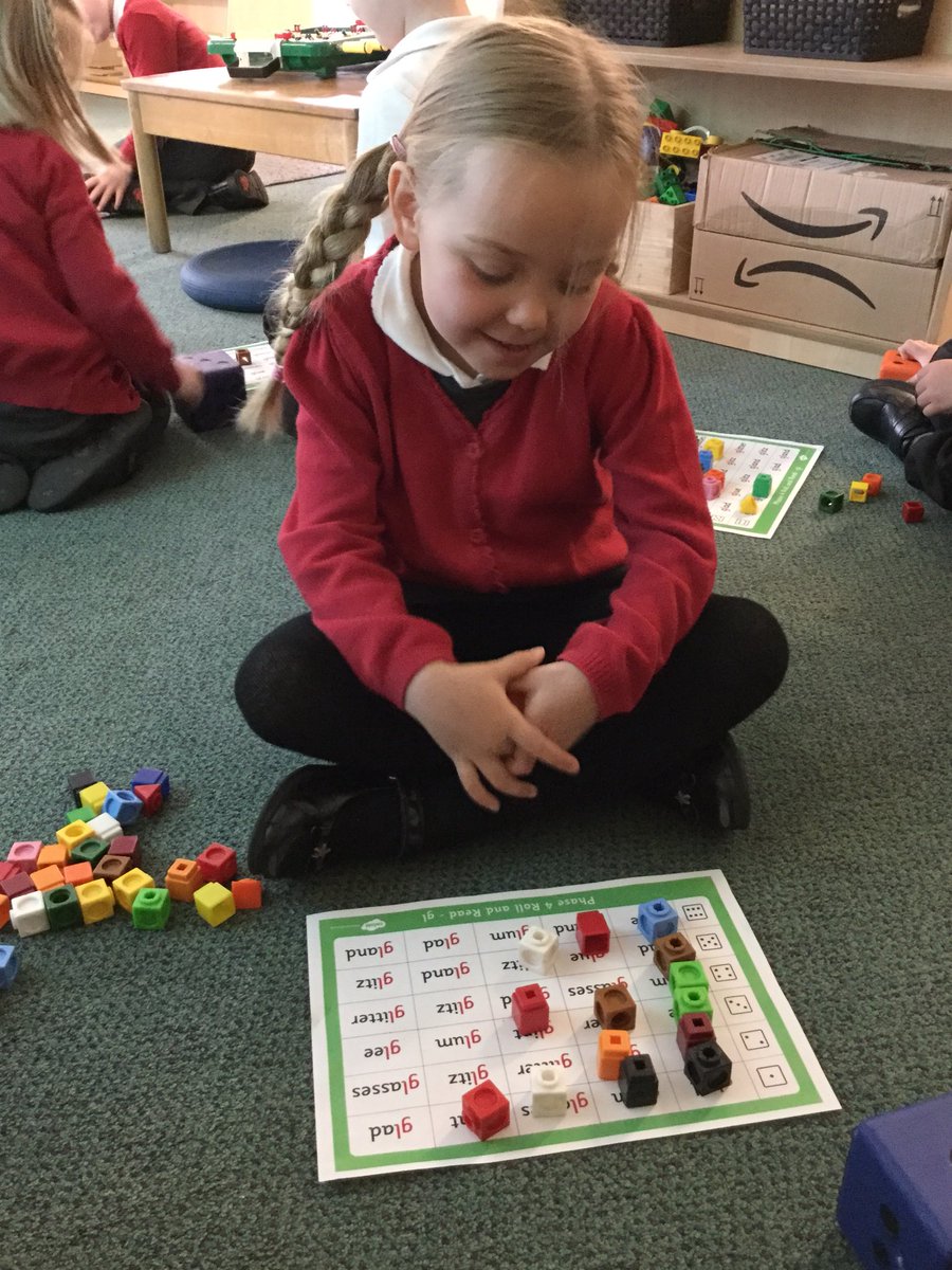 MD_Class1's tweet photo. In phonics some of the children were focusing on the ‘gl’ cluster as in glass, glove and glitter. The children enjoyed reading words independently and making sentences. TW “What does glum mean? Is it when you’re feeling unhappy?” @MD_MrsThompson #MD_reading https://t.co/v2bcK7PPlN