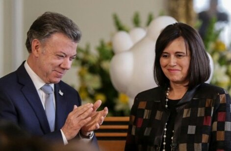 bettycriticona's tweet photo. 🍸🍹🍷¡Buenísima noticia!
• Estados Unidos le acaba de quitar la visa a Diana Fajardo, magistrada de la Corte Constitucional, ficha de las farc y muy amiga de Juan Manuel Santos.
• ¿Te alegra la noticia?
  ✔ SÍ : RT https://t.co/z5dbk7gLdD