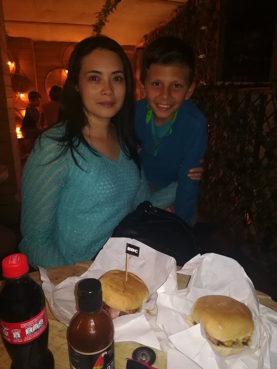 acathe's tweet photo. Estoy comiendo la primorosa en el atico burguers #burguermasterco https://t.co/xVtO3sbjRn