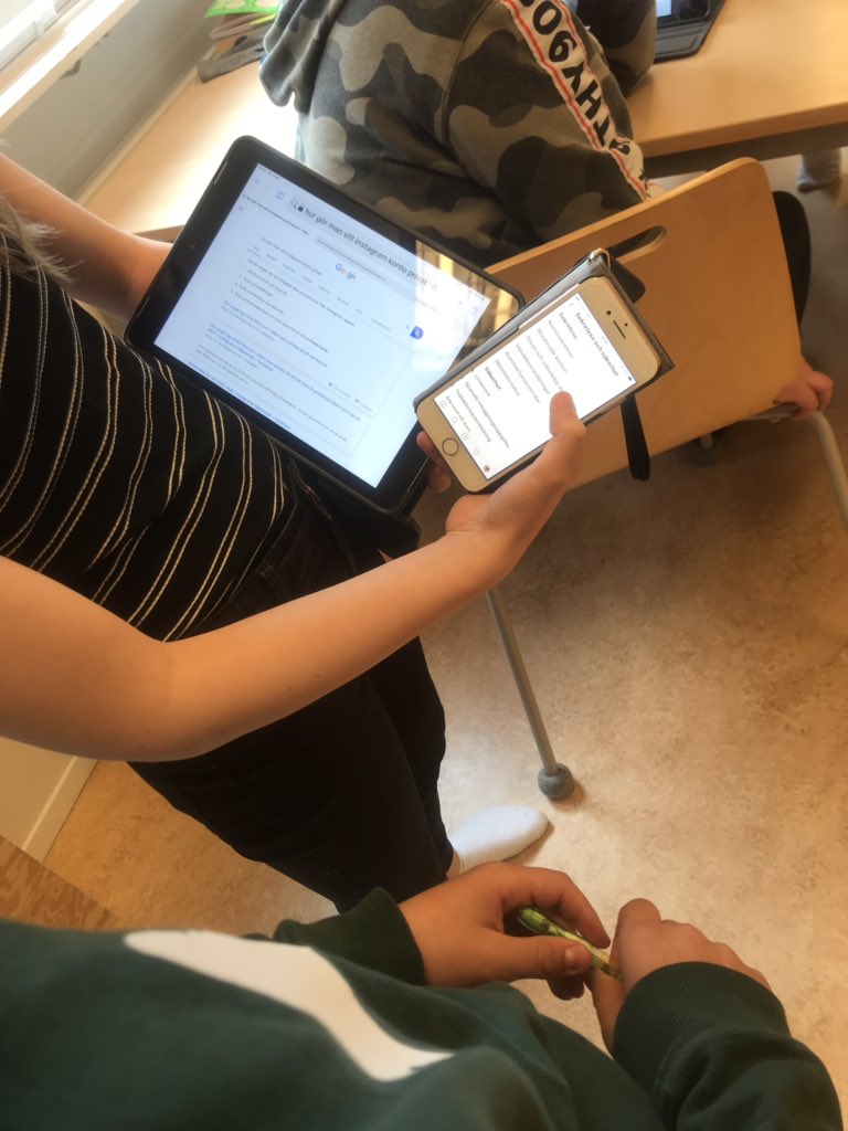 lillsyster11's tweet photo. Slogs idag av hur viktigt det är att gång på gång samtala med eleverna om deras nätvanor.  
 
Arbetade idag med Värsta bästa nätet i klassen, slutade med att en elev vågade fråga om hjälp med att ändra sitt instagramkonto. Bra lektion :)
#netikett https://t.co/XglaKINaVR