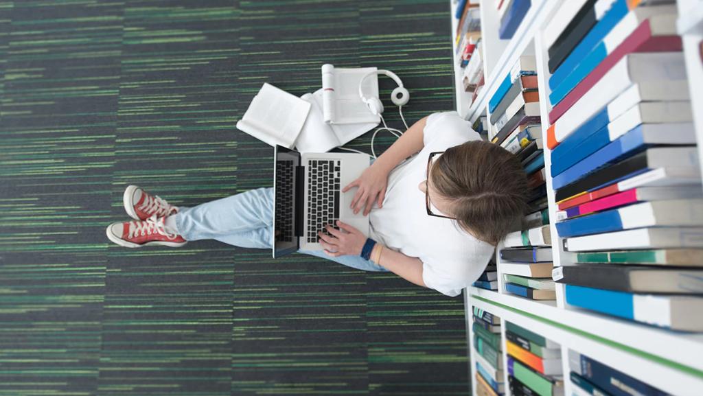 AMDPC's tweet image. What advice would you give someone searching for a new laptop? 💻👀